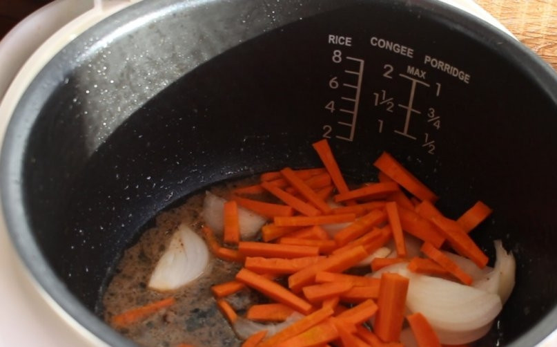 1. Этап. Кролик в сметанном соусе в мультиварке: Кролика временно удалите из мультиварки. В этом же масле обжарьте нарезанные овощи в течение 3-х минут.