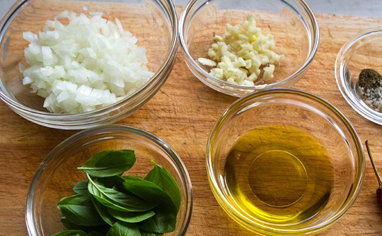 1. Этап. Быстрый соус для пасты: 4. Подготовьте остальные ингредиенты, измельчите лук и чеснок.