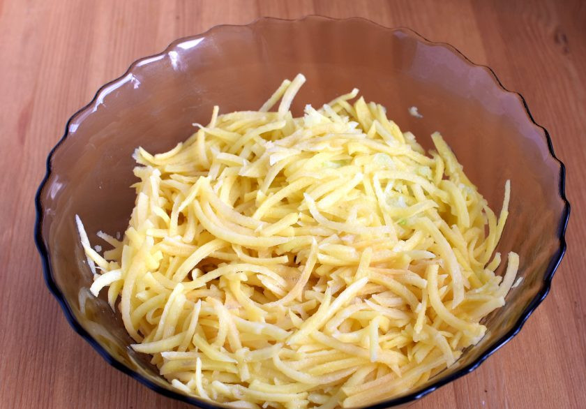 1. Этап. Картофельный кугл: Разогрейте духовку до 200 градусов. Натрите картофель на крупной терке, а лук на мелкой. Чеснок измельчите прессом. Если картофель слишком сочный, немного отожмите.