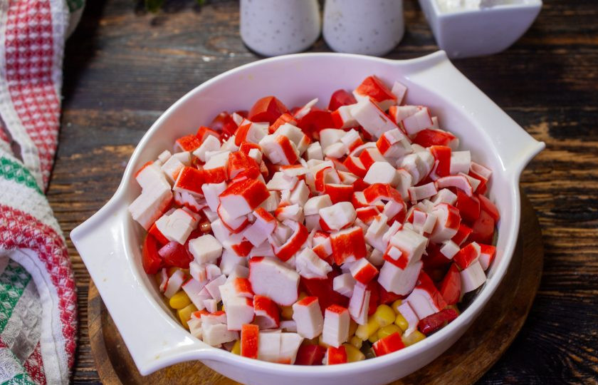 1. Этап. Салат Морской Еж: Крабовые палочки нарежьте небольшими кусочками и отправьте в салатник. Несколько штук отложите для украшения.