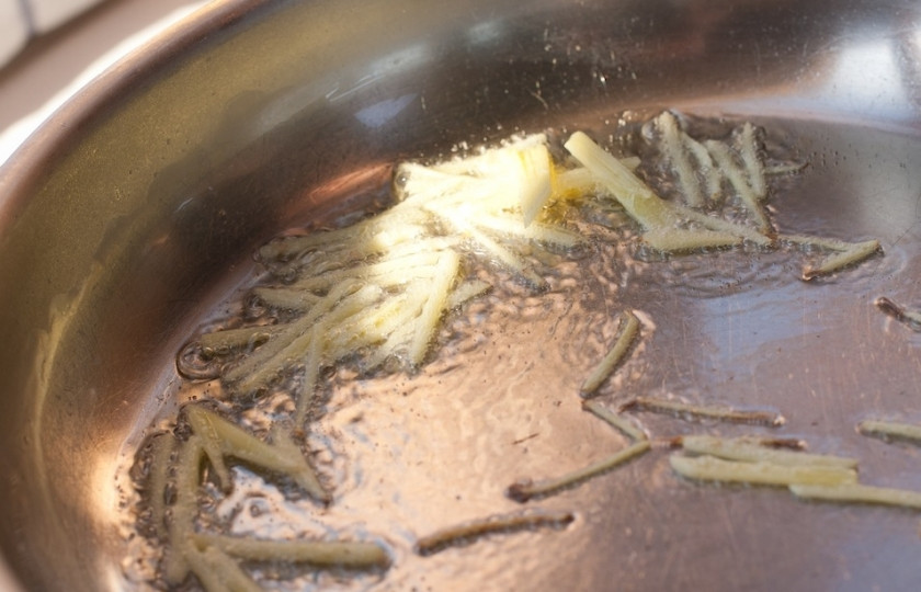 1. Этап. Соус имбирно-медовый: Разогрейте пару столовых ложек оливкового масла на сковороде, добавьте имбирь, обжарьте его до румяного цвета.