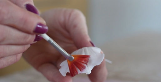 1. Этап. Попкейк: 12. Когда они застынут покрываем пищевой краской и прикрепляем к нашим попкейкам.