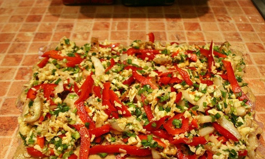 1. Этап. Мясной рулет в духовке: 9. Начинку выложить на мясо ровным слоем.