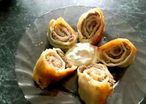 1. Этап. Рулет Mинутка на сковороде: Готовый рулет нарезаем на кусочки и подаем с приготовленным соусом. Приятного всем аппетита!