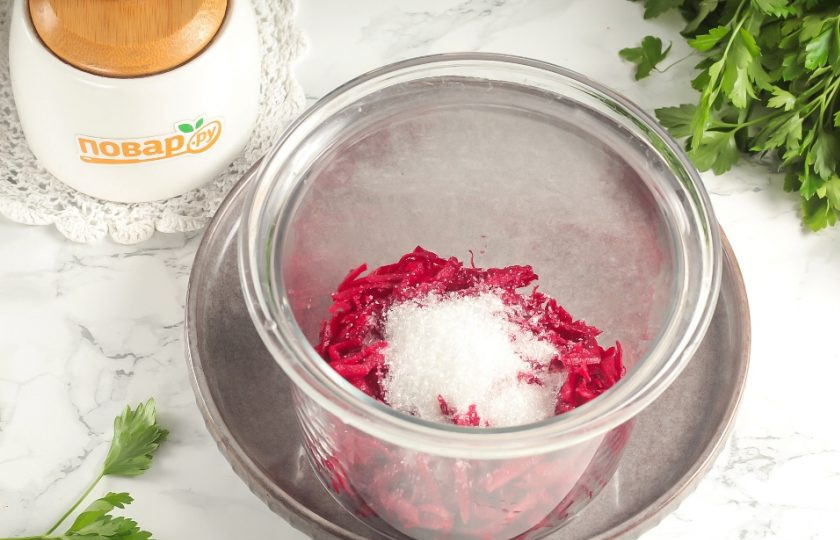 1. Этап. Свекольный квас На все случаи жизни: Натрите свеклу на терке и выложите в глубокую высокую емкость. Всыпьте соль и сахарный песок.