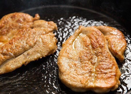 1. Этап. Курица Марсала с грибами: 1. Куриную грудку вымойте, обсушите и слегка отбейте. Посолите и поперчите по вкусу. Обваляйте со всех сторон в муке и выложите на сковороду с разогретым маслом. Обжарьте с двух сторон до румяности и снимите с огня.