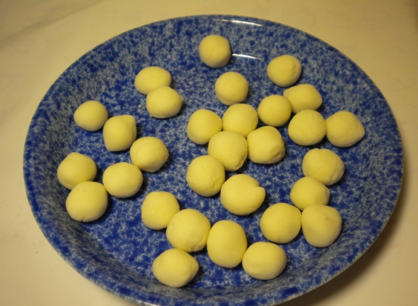 1. Этап. Каша из тыквы на воде: Налепите небольшие шарики.