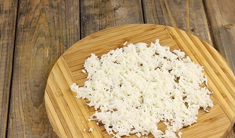 1. Этап. Салат Черепаха с яблоками и сыром: 1. Первым делом нужно отварить до готовности филе и яйца. Аккуратно отделите белки от желтков. Отложите в сторону один белок, остальные натрите на терке.