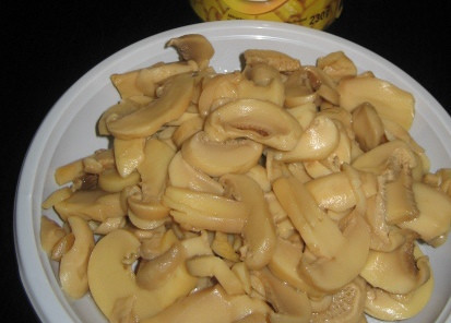 1. Этап. Новогодний салат Шишка: Грибы можно взять консервированные и порезать их помельче.