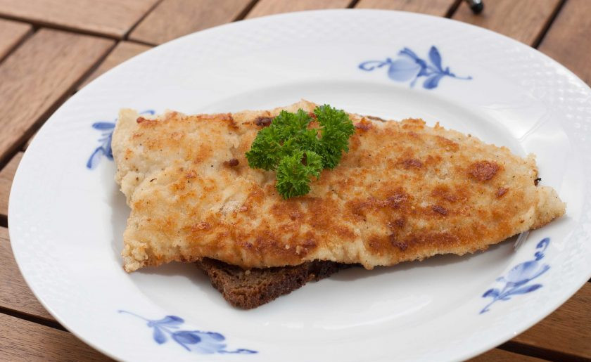 1. Этап. Сайда в панировке: 4. Обжарьте сайду в разогретом масле до золотистой корочки с обеих сторон. Полейте рыбу соком лимона по вкусу. Приятного аппетита!