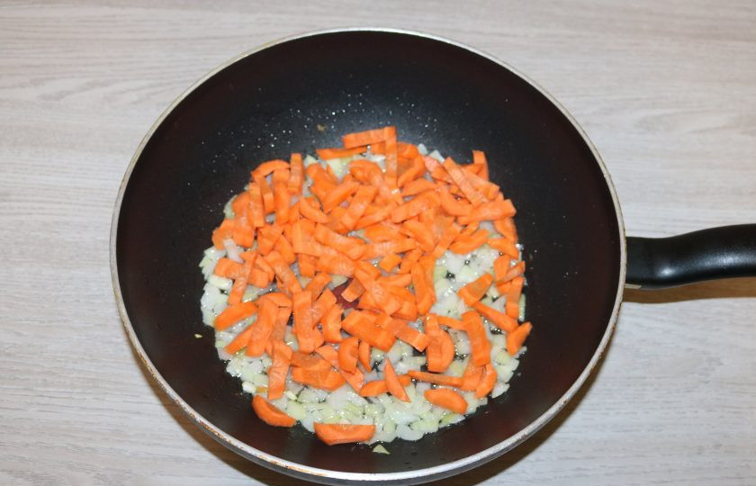 1. Этап. Борщ с морской капустой: К луку добавьте морковь, обжарьте вместе до мягкости.