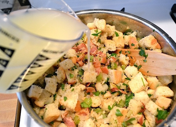 1. Этап. Запеченная индейка кусочками: 8. Разведите 1 куриный кубик в 1 стакане очень горячей воды. Влейте получившийся бульон в сковороду с овощами.