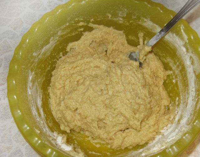 1. Этап. Пирог с крыжовником: Замешиваем тесто. Для этого возьмем миску, в нее добавим растопленный маргарин, яйцо, разрыхлитель и полстакана сахара. Замешаем. Далее всыпаем муку. Хорошенько перемешиваем, чтоб не оказалось комков.