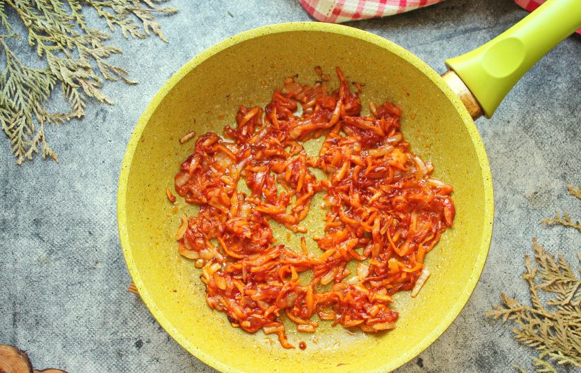 1. Этап. Судак под маринадом: Добавьте в сковороду томатную пасту, перемешайте и обжаривайте еще 3 минуты.