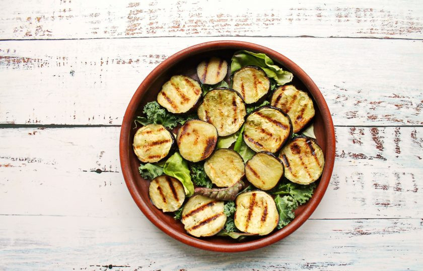 1. Этап. Салат с халуми и баклажанами: Выложите на салатные листья обжаренный баклажан, поперчите.