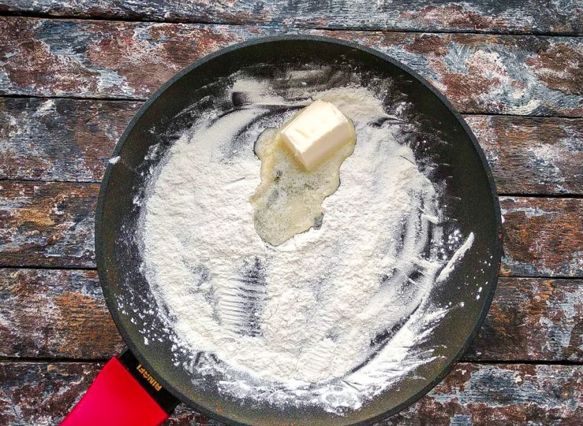 1. Этап. Тефтели как в столовой: Добавьте сливочное масло и постоянно помешивайте.