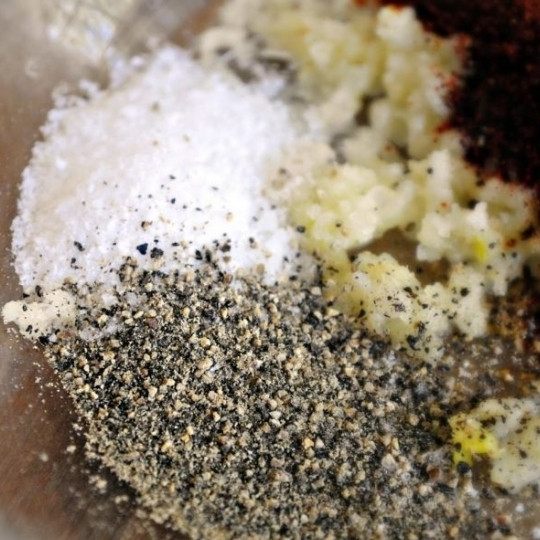 1. Этап. Куриные бедрышки, маринованные в пиве: Туда же - соль и перец.