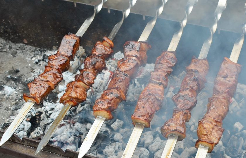 1. Этап. Шашлык из печени говядины на мангале: Дольше жарить не нужно, чтобы шашлык остался сочным и мягким.
