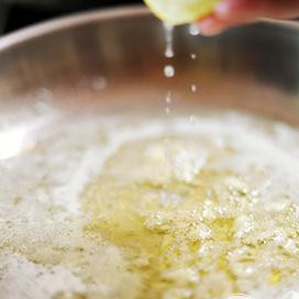 1. Этап. Запеченные макароны с лимоном: Выжать лимонный сок в кастрюлю.