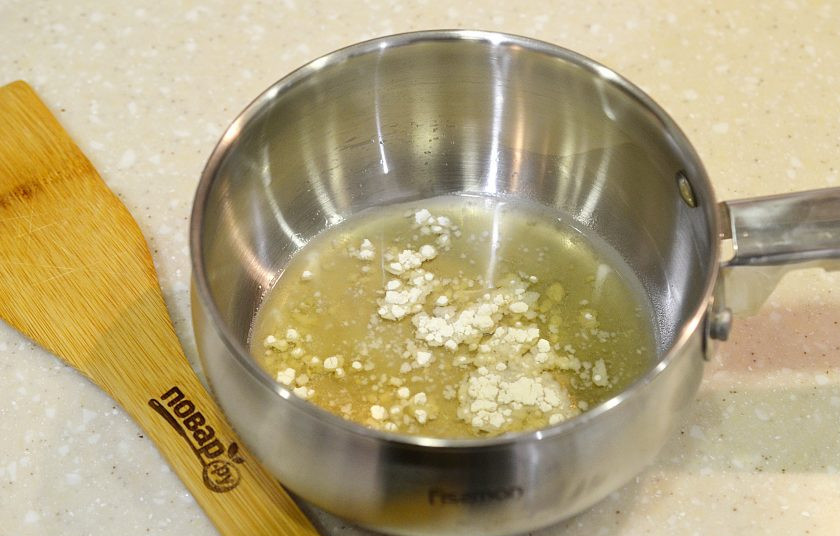 1. Этап. Свинина с медом и горчицей: 3. В сотейник влейте уксус, добавьте крахмал и взбейте венчиком.