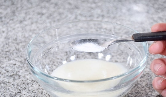 1. Этап. Тесто для кексов в формочках: 1. В глубокую мисочку налейте йогурт или кефир, добавьте соду или разрыхлитель, а также щепотку соли.