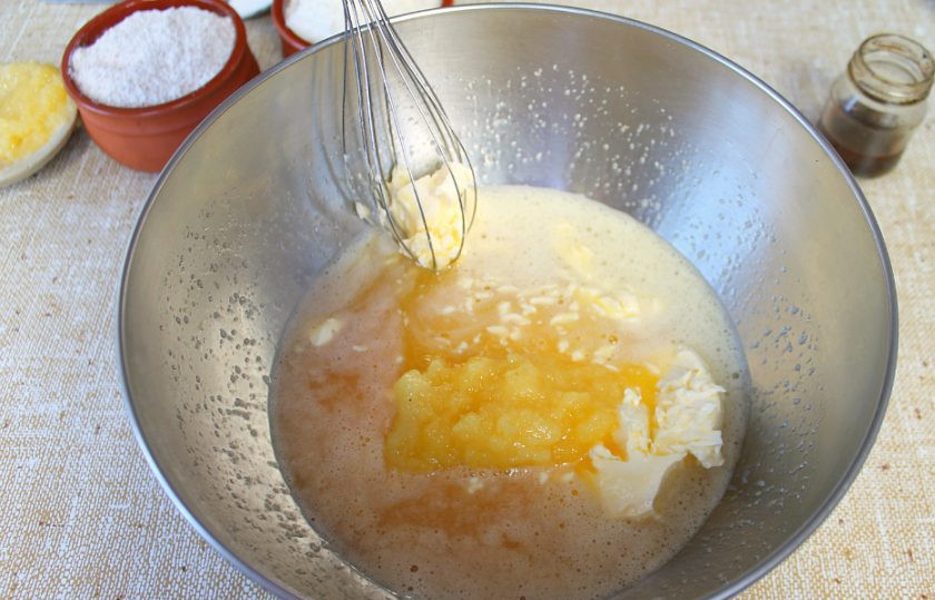 1. Этап. Медовик со сливками: Кладем 4 ложки меда.