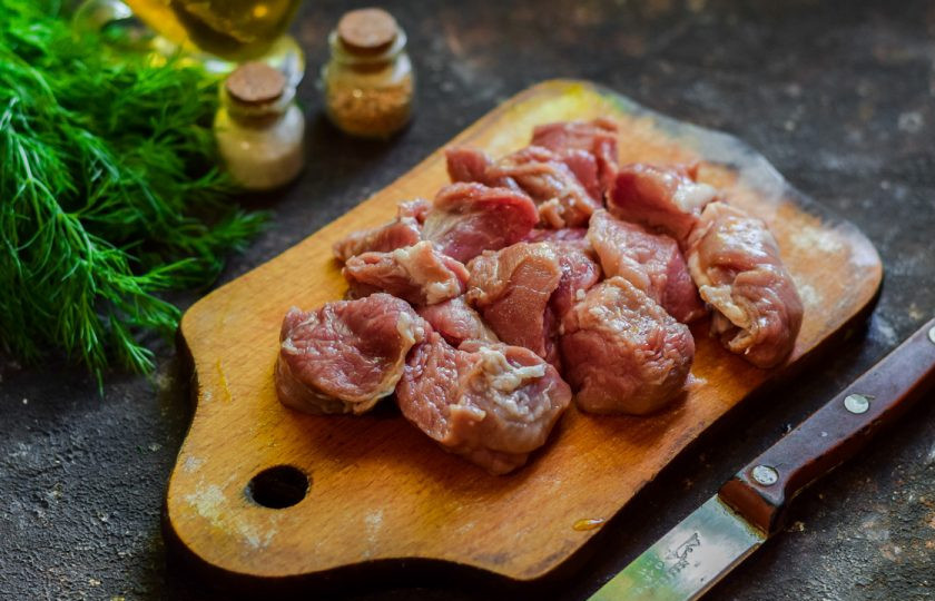 1. Этап. Свинина в рукаве с грибами: Свинину ополосните и просушите, мясо нарежьте средними по размеру кусочками.