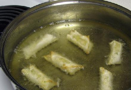 1. Этап. Тун Тун - Тайские яичные роллы: Обжариваем в масле до золотистого цвета.