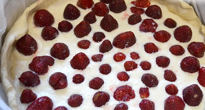 1. Этап. Итальянский пирог с клубникой: Выкладываем клубнику и клюкву, смазываем бортик желтком. Ставим в духовку, разогретую до 160 градусов, и выпекаем приблизительно 30 - 35 минут.