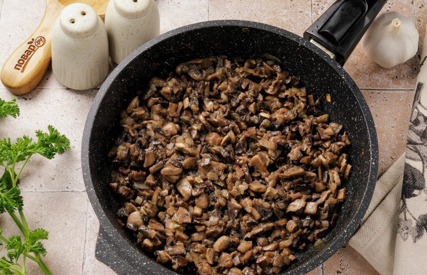 1. Этап. Рулетики из языка: Лук и шампиньоны нарежьте кубиками. Обжарьте на сковороде до испарения жидкости. Посолите, добавьте специи, снимите с огня и дайте остыть.