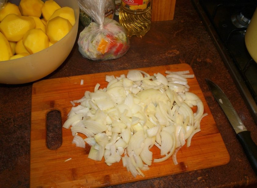 1. Этап. Свинина, тушенная с укропом: 3. Нарезаем лук полукольцами и отправляем жариться к мясу.