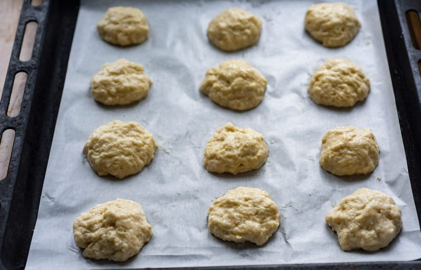 1. Этап. Молочное печенье с топинамбуром: Противень застелите качественным пергаментом. Увлажните руки и отбирайте небольшое количество вязкого теста мокрыми руками, придайте тесту форму будущего печенья и выложите на противень. Выпекайте печенье в уже разогретой до 180 градусов духовке в течение 20 минут.