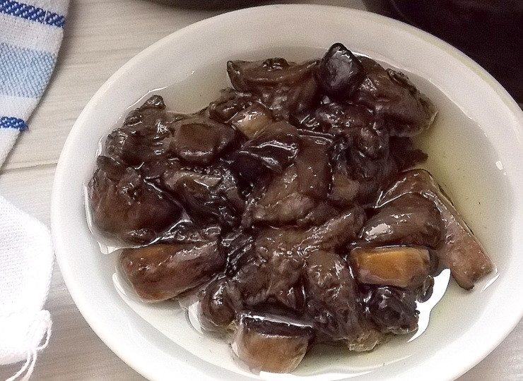 1. Этап. Жареные лесные грибы на зиму: Готовьте грибы пока масло не станет прозрачным.