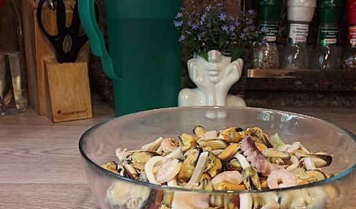 1. Этап. Салат с коктейлем из рассольных морепродуктов: Добавить в салатник морепродукты.