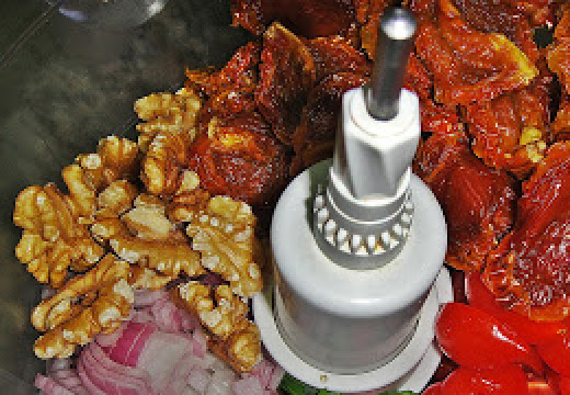 1. Этап. Песто из вяленых помидоров: В блендер загрузить зелень, помидоры, лук, орехи.