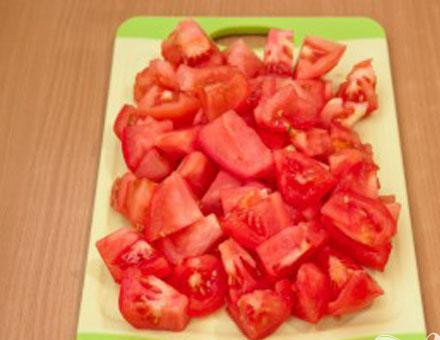 1. Этап. Шашлык из свинины, маринованый в помидорах: 2. Далее промываем помидоры и нарезаем их небольшими произвольными кусочками.