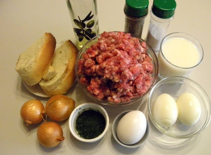1. Этап. Зразы из фарша в духовке: Приготовьте продукты. Два яйца отварите для начинки вкрутую, а одно оставьте сырым для фарша. Ломтики хлеба замочите в стакане молока.