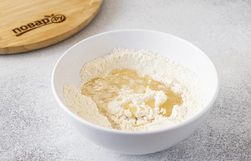 1. Этап. Печенье с семечками подсолнуха и кунжутом: Влейте получившуюся смесь в миску к сухим ингредиентам.