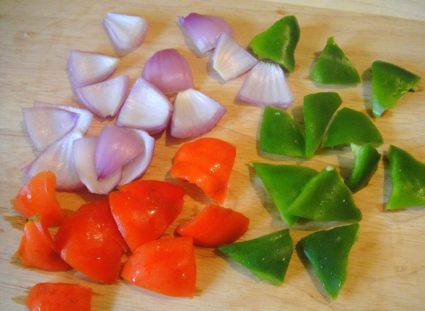 1. Этап. Овощные шашлычки на шпажках: 2. Нарежьте на кубики помидор, лук и болгарский перец.