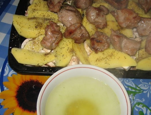 1. Этап. Картофель со свининой и грибами: 5. Прикройте все второй частью картошки. Уложите мясо. Посолите, поперчите, посыпьте базиликом. Смешайте бульон и жир, в котором жарилось мясо. Залейте продукты.