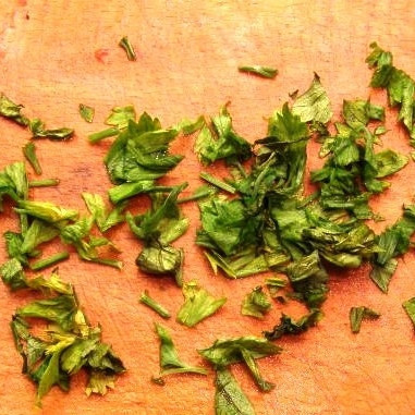 1. Этап. Салат Охотничий: Петрушку мелко нарубить.