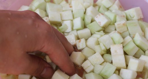 1. Этап. Печень с овощами: В миску наливаем воду и кладем несколько ложек соли. Чтоб убрать горечь, замачиваем баклажаны на минут 10