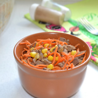 Салат с печенью и кукурузой