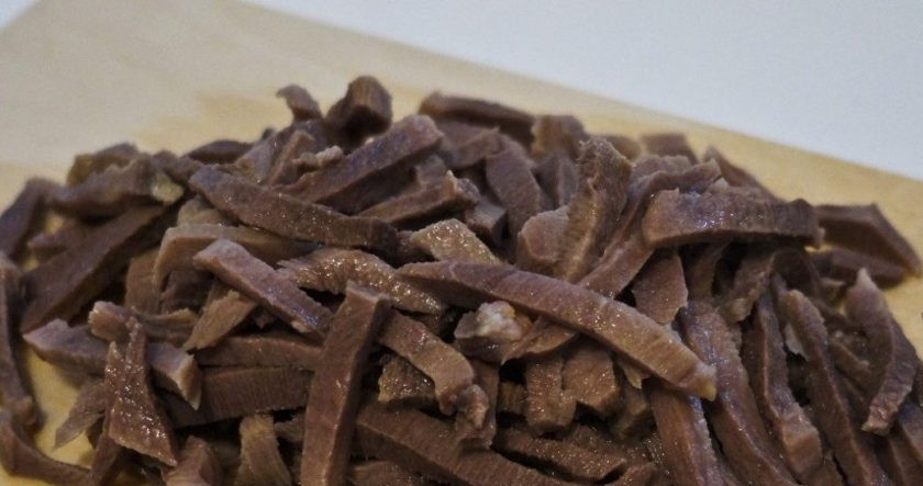 1. Этап. Рецепт салата из моркови по-корейски: Нарежьте мясо соломкой.