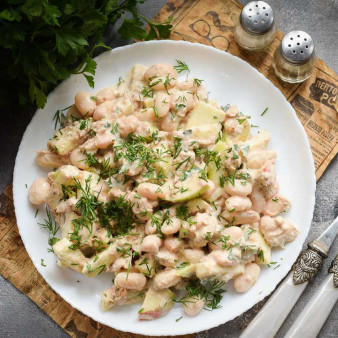 Салат с тунцом, яблоком и фасолью