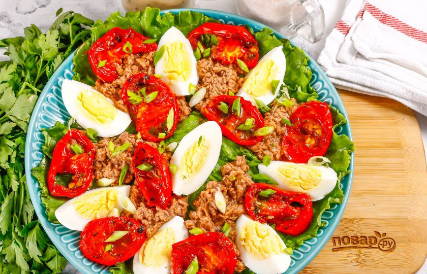 1. Этап. Салат с тунцом и вялеными помидорами: Промойте и измельчите зеленый лук, можно и другую пряную зелень, присыпьте нарезкой сверху салат. Посолите по вкусу и сбрызните маслом, которое осталось в банке от тунца.