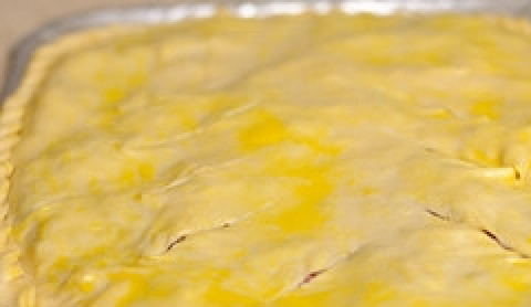 1. Этап. Мясной пирог с картофелем: Сделайте сверху небольшие разрезы, смажьте яйцом.