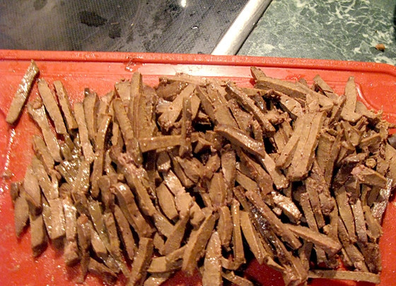 1. Этап. Салат Тигр: Порежьте говяжью печень соломкой.