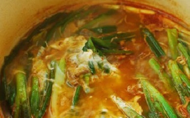 1. Этап. Суп Почти по-корейски: 8. Добавьте бобовые ростки и варите еще минут 7. Взбейте яйца вилкой, тонкой струйкой влейте их в кастрюлю. Выложите туда же зеленый лук. Через минуту суп можно снимать с огня и подавать к столу.