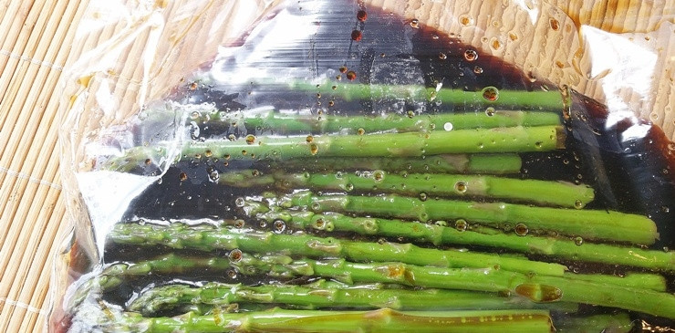1. Этап. Салат из спаржи: Переложите спаржу в пластиковый пакет. Добавьте к ней уксус, масло, сахар и соевый соус. Встряхните пакет. Оставьте спаржу на 3 часа в холодильнике.